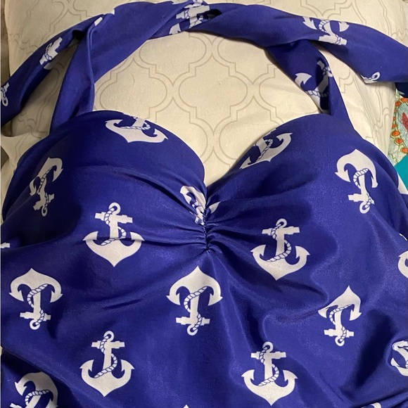 Cute halter swimsuit - Picture 1 of 3